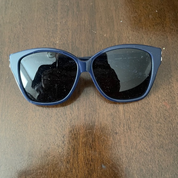 Navy blue balenciaga sunglasses asking 200$ obo no low balls worn a few times - Picture 1 of 3